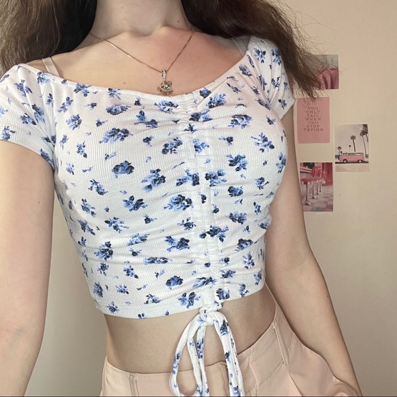 Adorable floral tie-up crop - Picture 5 of 11